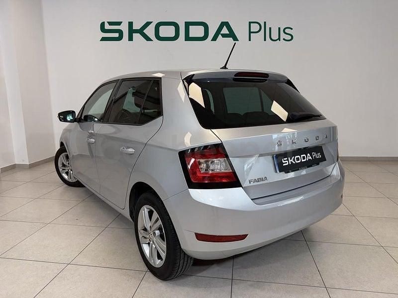 Usado Skoda Fabia Ambition 95 CV (69 kW) 2021 Gris / plata Berlina