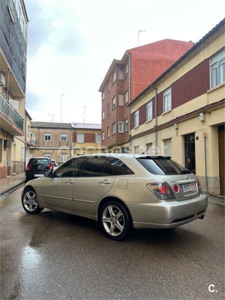 Gris / plata Usado 2004 Lexus IS200 Familiar | 6000 € - Imagen 1/4