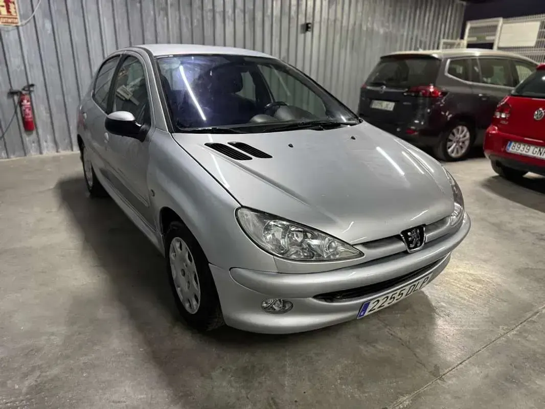 Usado Peugeot 206 90 CV (66 kW) 2005 Gris Utilitario