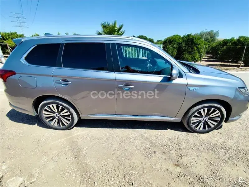 Usado Mitsubishi Outlander P-HEV 224 CV (164 kW) 2020 Gris / plata SUV