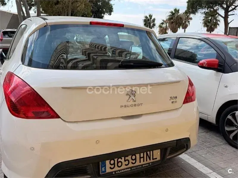Usado Peugeot 308 Active 112 CV (82 kW) 2013 Blanco Berlina