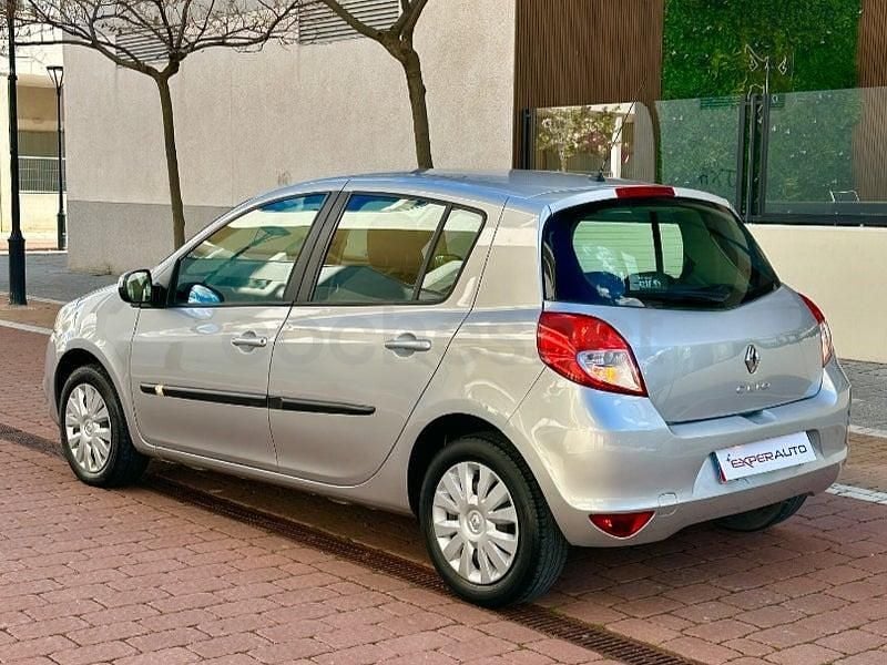 Usado Renault Clio II Expression 75 CV (55 kW) 2011 Gris / plata Berlina