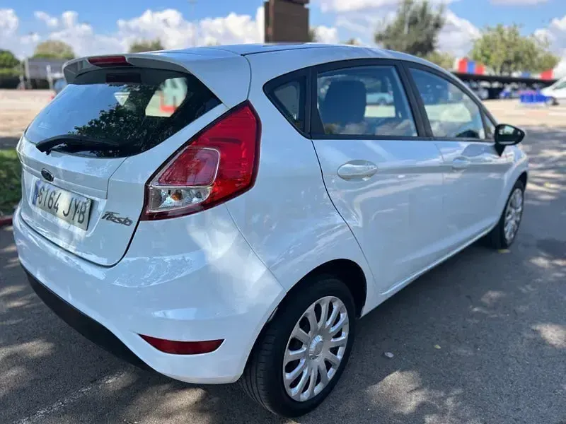 Usado Ford Fiesta Trend 75 CV (55 kW) 2017 Blanco Utilitario
