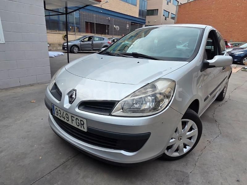 Gris / plata Usado 2006 Renault Clio II Dynamique Berlina | 3490 € (Precio justo) - Imagen 1/4