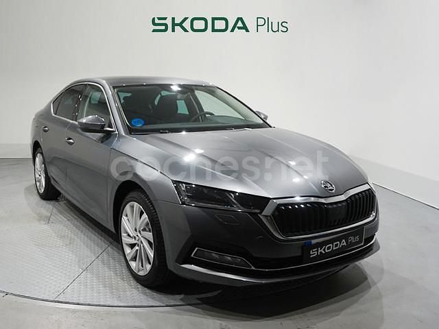 Gris / plata Nuevo 2025 Skoda Octavia Style Berlina | 32.200 € (Buen precio) - Imagen 1/4