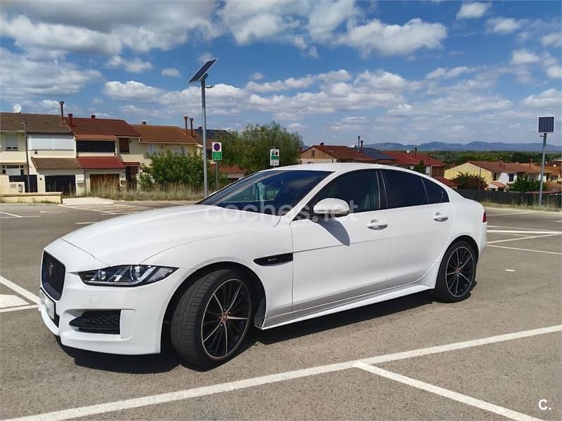 Usado Jaguar XE R-Sport 180 CV (132 kW) 2017 Blanco Berlina