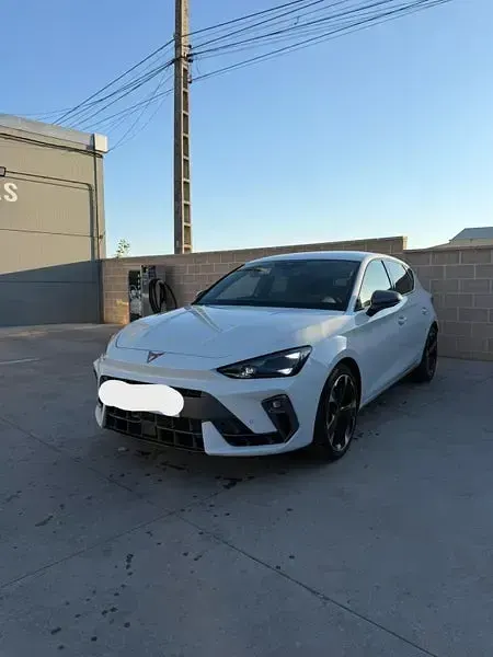 Usado Cupra Leon 150 CV (110 kW) 2025 Blanco Berlina