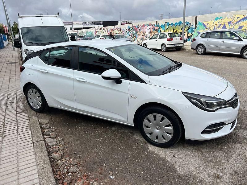 Usado Opel Astra S 105 CV (77 kW) 2020 Blanco Berlina