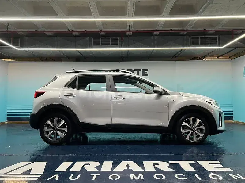 Usado Kia Stonic 100 CV (73 kW) 2022 Gris / plata SUV