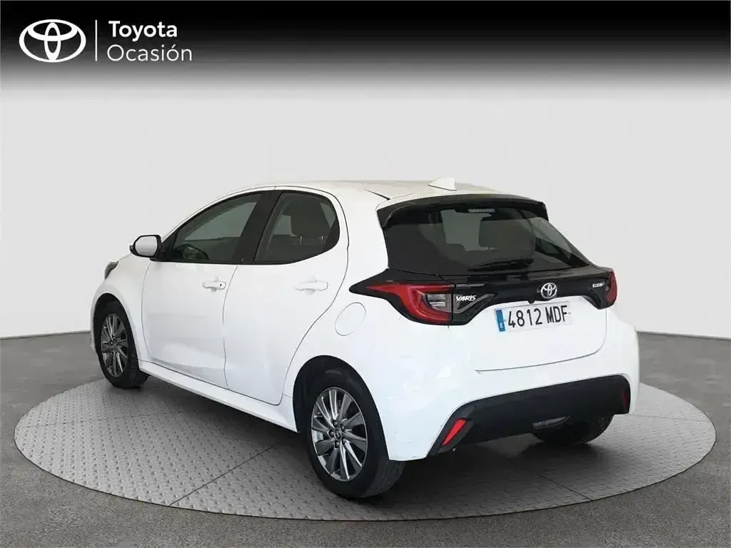 Usado Toyota Yaris Hybrid Active 116 CV (85 kW) 2023 Blanco Monovolumen