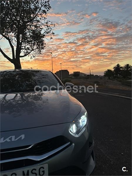 Gris / plata Usado 2024 Kia Ceed Berlina | 16.500 € (Buen precio) - Imagen 1/4
