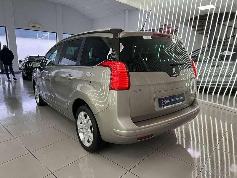 Usado Peugeot 5008 Style 120 CV (88 kW) 2017 Beige Monovolumen