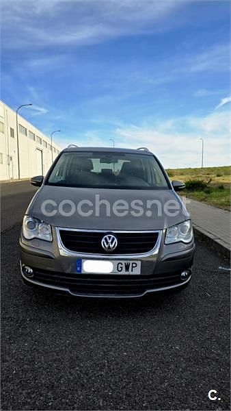 Usado VW Touran Advance 105 CV (77 kW) 2010 Marrón Monovolumen