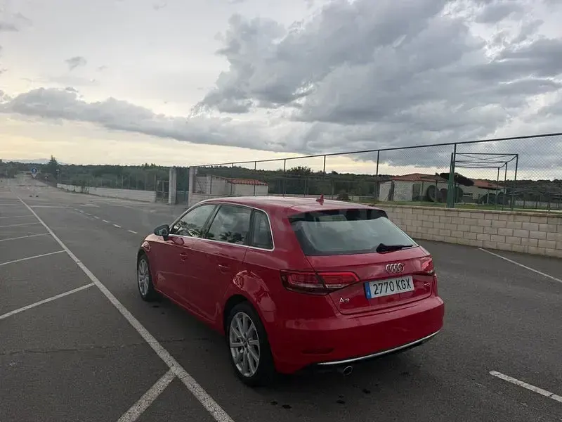 Usado Audi A3 116 HP (85 kW) 2018 Vermelho Sedan