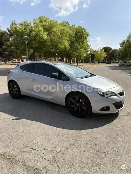 Usado Opel Astra GTC Sportive 165 CV (121 kW) 2012 Gris / plata Berlina