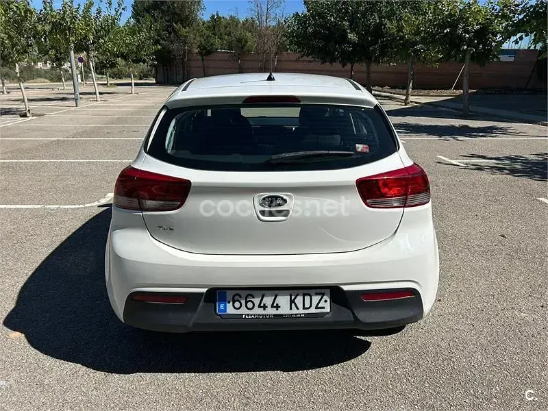 Usado Kia Rio 84 CV (61 kW) 2017 Blanco Berlina