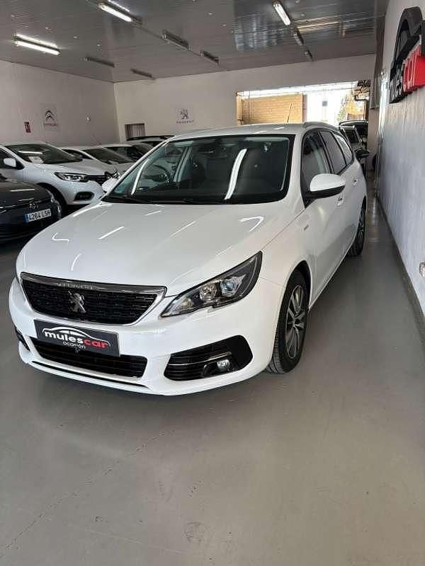 Usado Peugeot 308 SW Style 131 CV (96 kW) 2021 Blanco Familiar