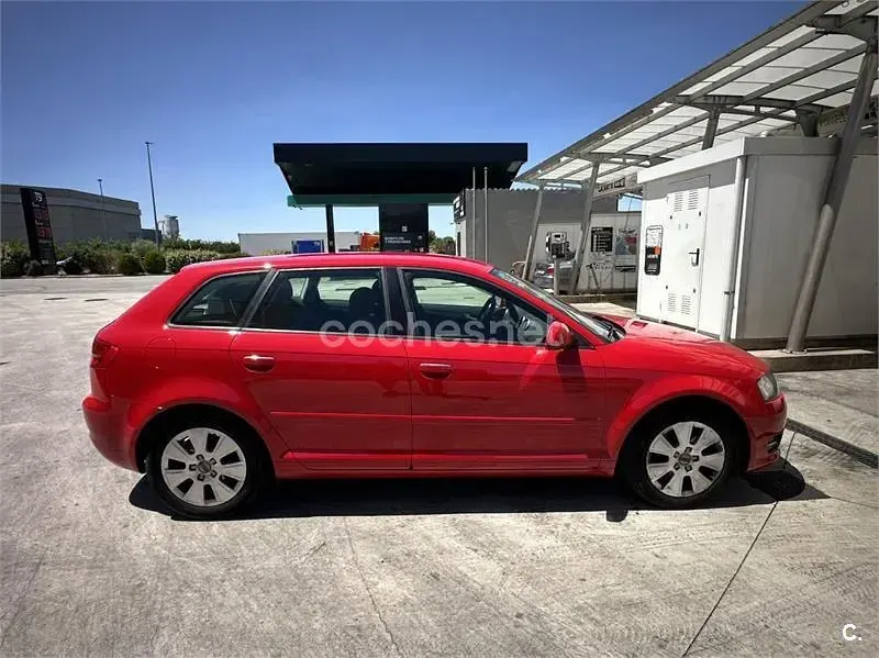 Usado Audi A3 Sportback Ambition 105 CV (77 kW) 2011 Rojo Utilitario