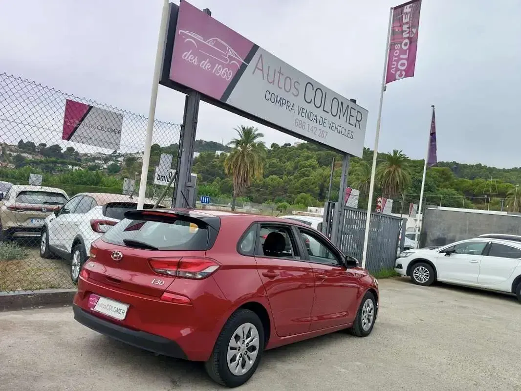 Usado Hyundai i30 120 CV (88 kW) 2019 Rojo Utilitario