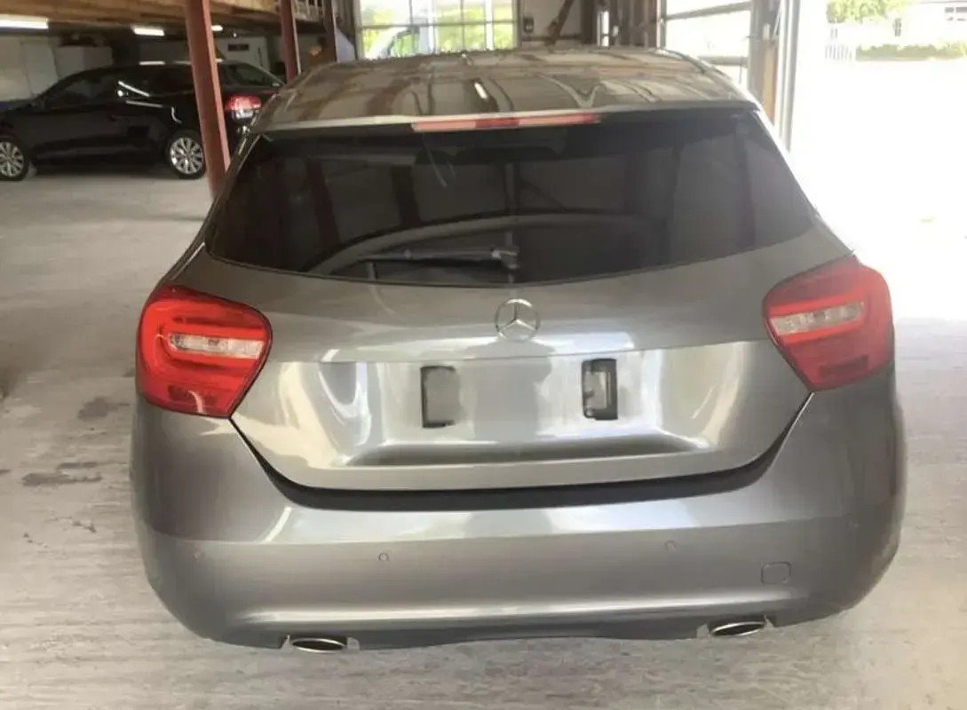 Usado Mercedes A180 Urban 121 CV (88 kW) 2013 Gris Utilitario