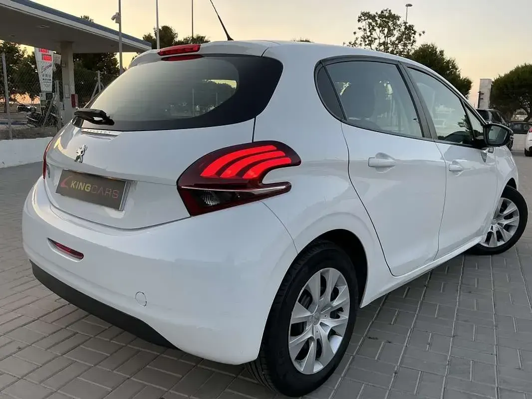 Usado Peugeot 208 68 CV (50 kW) 2018 Blanco Utilitario