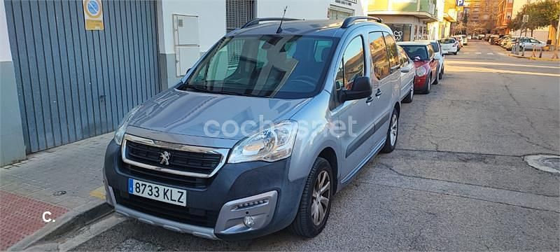 Usado Peugeot Partner Tepee Outdoor 100 CV (73 kW) 2016 Gris / plata Monovolumen