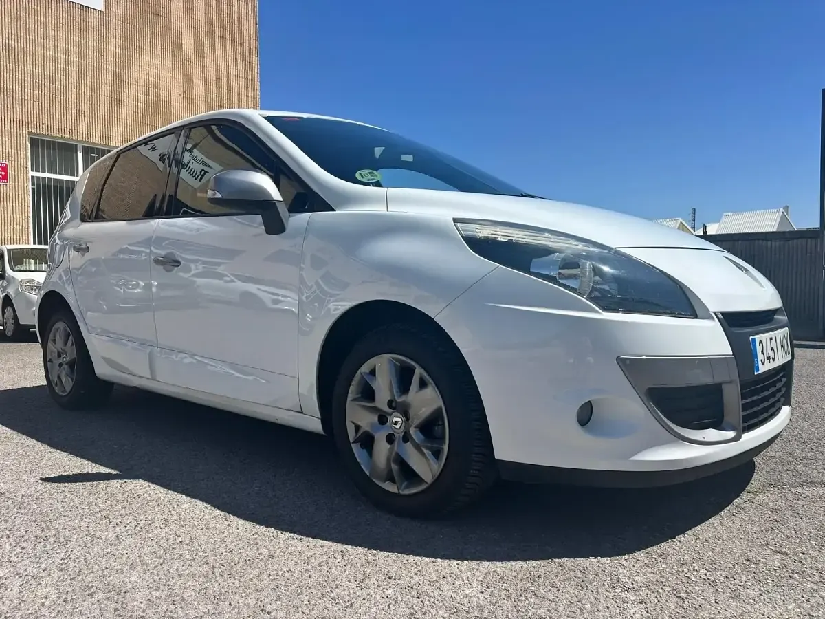 Usado Renault Scénic III 95 CV (69 kW) 2012 Monovolumen