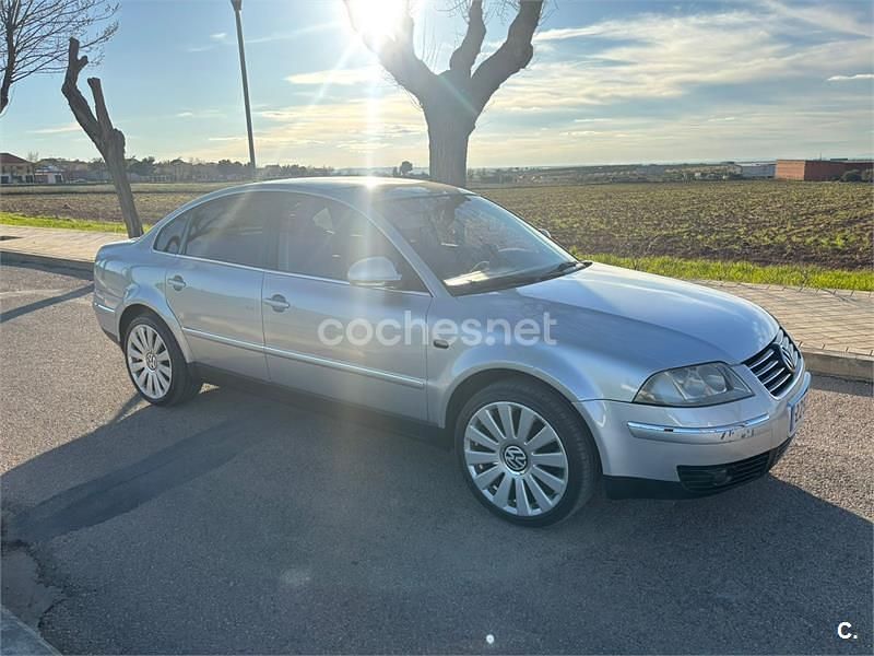Usado VW Passat Highline 130 CV (95 kW) 2002 Gris / plata Berlina