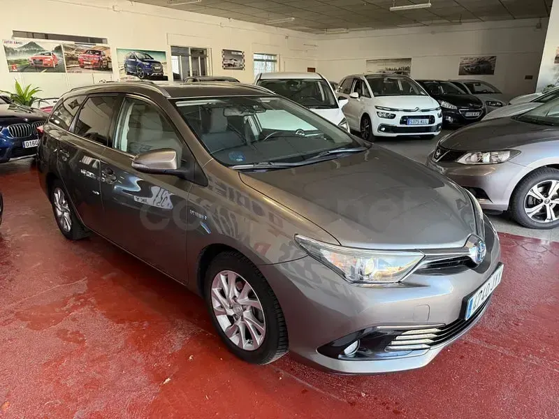 Usado Toyota Auris Hybrid Business Edition 136 CV (100 kW) 2017 Beige Familiar