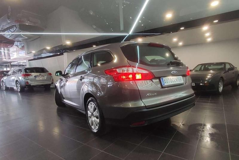 Usado Ford Focus Trend 125 CV (91 kW) 2014 Marrón Familiar