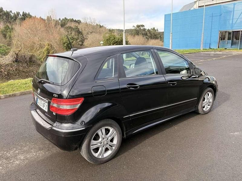 Usado Mercedes A180 109 CV (80 kW) 2011 Negro Utilitario