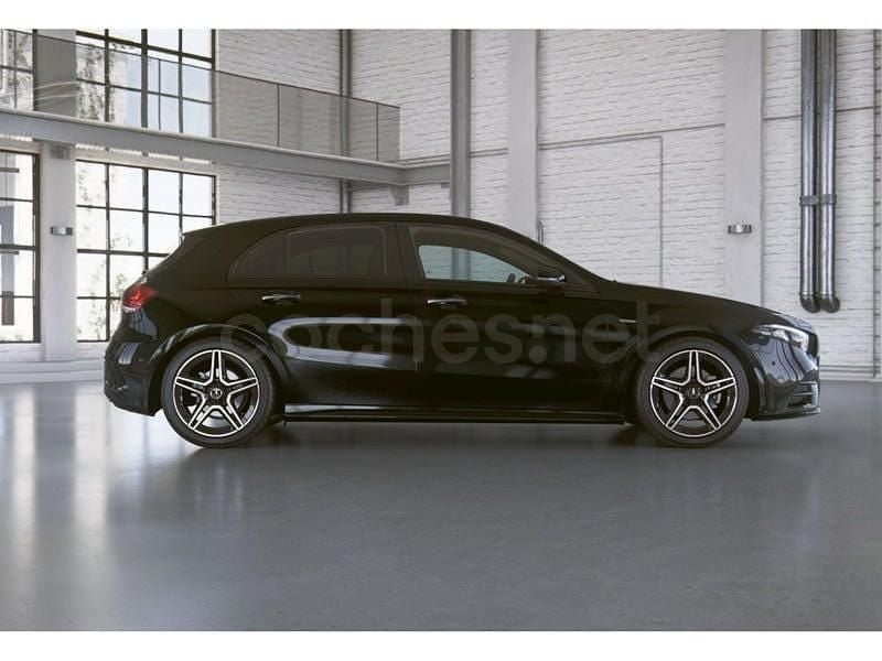 Usado Mercedes A180 AMG line 116 CV (85 kW) 2022 Nachtschwarz  unilack Berlina