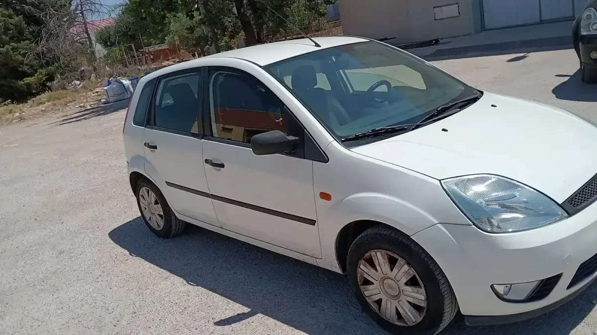 Usado Ford Fiesta Trend 68 CV (50 kW) 2006 Blanco Utilitario