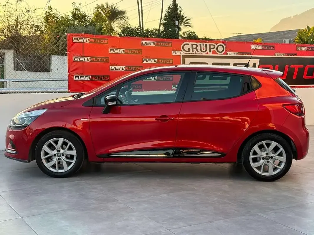 Usado Renault Clio LIMITED 90 CV (66 kW) 2019 Rojo Utilitario