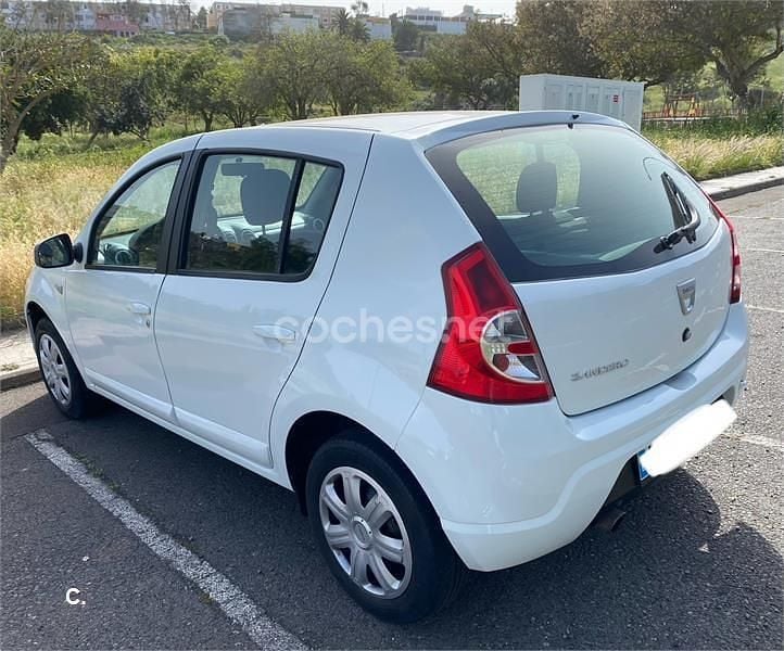 Usado Dacia Sandero Lauréate 75 CV (55 kW) 2011 Blanco Berlina