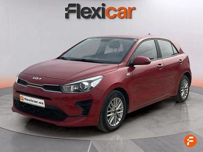 Usado Kia Rio 84 CV (61 kW) 2022 Rojo Berlina