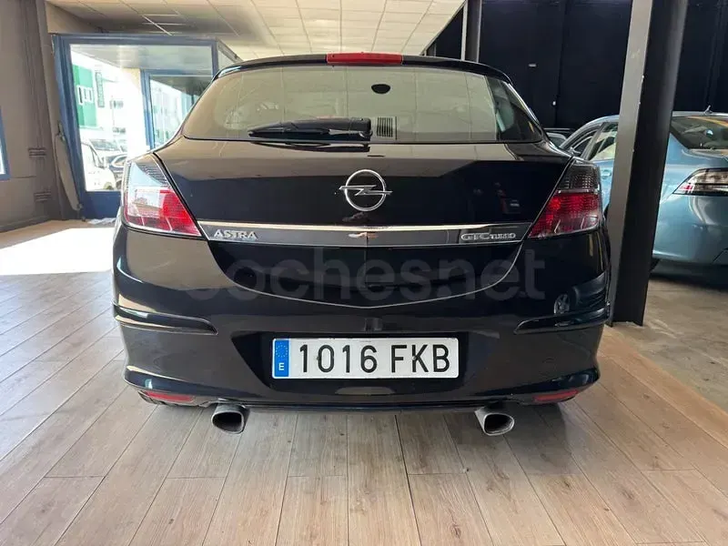 Usado Opel Astra GTC Sport 170 CV (125 kW) 2006 Negro Berlina