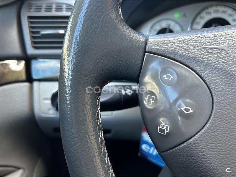 Usado Mercedes E320 Avantgarde 204 CV (150 kW) 2006 Gris / plata Berlina