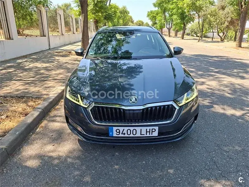 Usado Skoda Octavia Style 150 CV (110 kW) 2020 Gris / plata Familiar