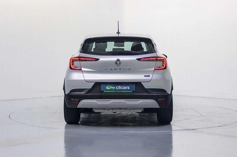 Usado Renault Captur Evolution 159 CV (116 kW) 2022 Plateado SUV