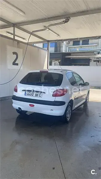 Usado Peugeot 206 60 CV (44 kW) 2001 Blanco Berlina
