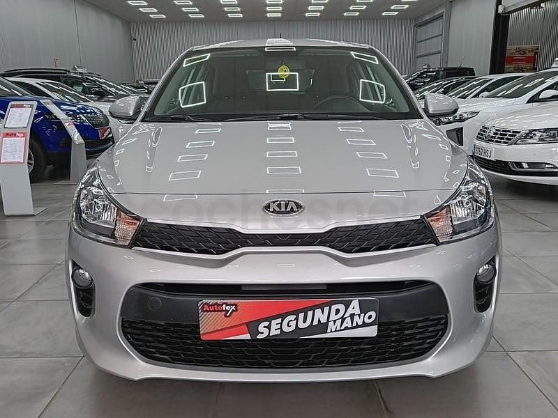 Usado Kia Rio 84 CV (61 kW) 2017 Gris / plata Berlina