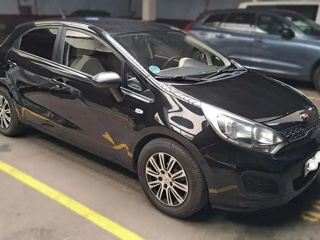 Usado Kia Rio 84 CV (61 kW) 2013 Negro Utilitario