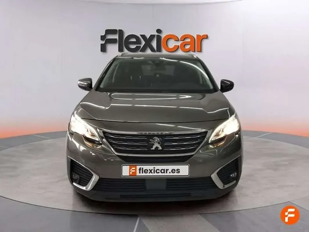 Usado Peugeot 5008 Active 120 CV (88 kW) 2018 Marrón SUV