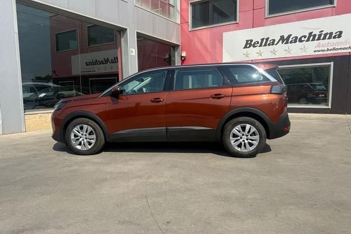 Usado Peugeot 5008 Allure 131 CV (96 kW) 2021 Marrón Monovolumen