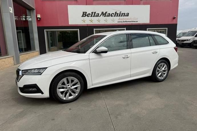 Usado Skoda Octavia Style 151 CV (111 kW) 2021 Blanco Familiar