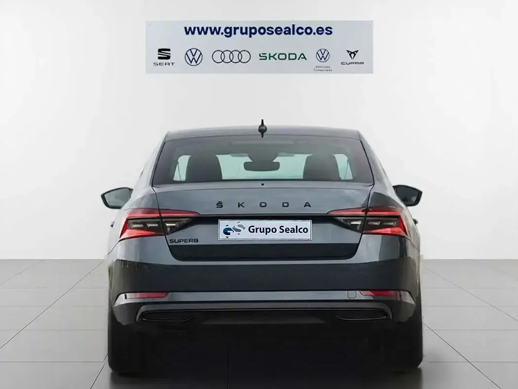 Usado Skoda Superb SportLine 150 CV (110 kW) 2022 Gris Berlina
