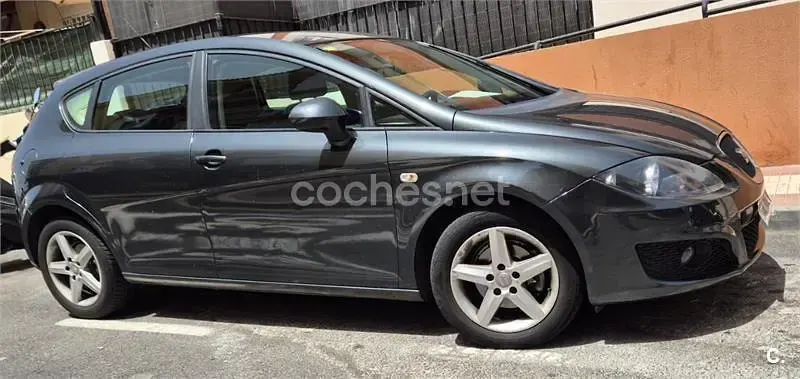 Usado Seat Leon Style 105 CV (77 kW) 2012 Gris / plata Berlina