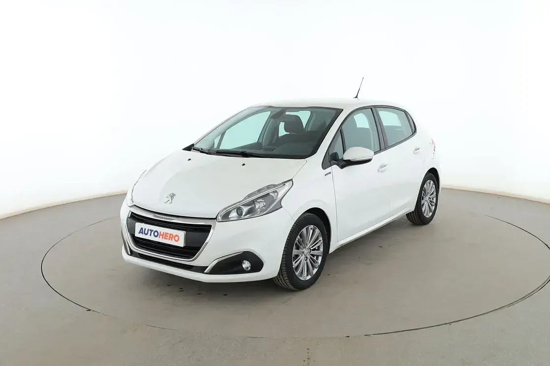 Usado Peugeot 208 Signature Sky 82 CV (60 kW) 2018 Utilitario