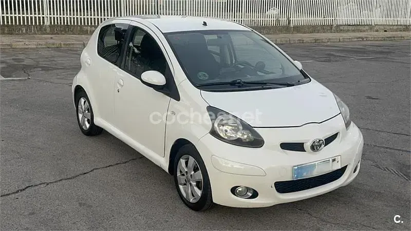 Usado Toyota Aygo Live 68 CV (50 kW) 2012 Blanco Utilitario